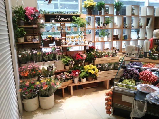食品スーパーマーケットの花売り場 有限会社薔薇園植物場ブログ